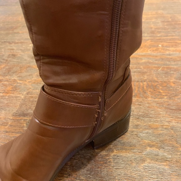 Geneo Tall Riding Boot -Has gold TH on the sides. - Picture 4 of 12